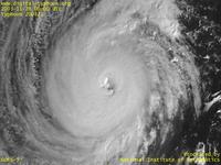 台風壁紙画像：2003年台風21号（ルピート｜LUPIT）：台風２１号の中心付近の雲（09時JST）