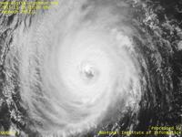 台風壁紙画像：2003年台風21号（ルピート｜LUPIT）：台風２１号の中心付近の雲（12時JST）