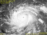 台風壁紙画像：2004年台風2号（ニーダ｜NIDA）：台風200402号のよく発達した渦巻き状の雲と台風の目（15時JST）