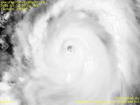 台風壁紙画像：2004年台風2号（ニーダ｜NIDA）：台風200402号の中心部（12時JST）