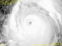 台風壁紙画像：2004年台風2号（ニーダ｜NIDA）：台風200402号の中心部（15時JST）