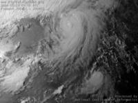 台風壁紙画像：2004年台風3号（オーマイス｜OMAIS）：夕暮れに並んで渦巻く台風２号と台風３号（18時JST）