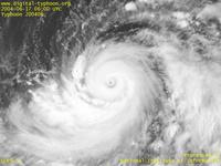 台風壁紙画像：2004年台風6号（ディアンムー｜DIANMU）：台風200406号の中心付近（15時JST）