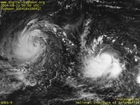 台風壁紙画像：2004年台風17号（アイレー｜AERE）：太平洋上に並ぶ台風200416号と台風200417号（09時JST）