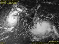 台風壁紙画像：2004年台風17号（アイレー｜AERE）：発達しつつある台風200416号と台風200417号（15時JST）