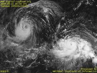 台風壁紙画像：2004年台風17号（アイレー｜AERE）：太平洋上に並ぶ台風200416号と台風200417号（09時JST）