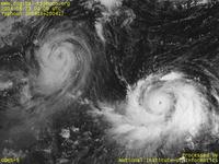 台風壁紙画像：2004年台風17号（アイレー｜AERE）：台風200416号と台風200417号（09時JST）