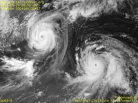 台風壁紙画像：2004年台風17号（アイレー｜AERE）：台風200416号と台風200417号（15時JST）