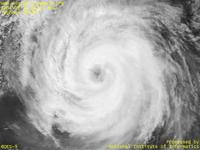 台風壁紙画像：2004年台風17号（アイレー｜AERE）：台風200417号中心付近の拡大画像（15時JST）