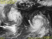 台風壁紙画像：2004年台風17号（アイレー｜AERE）：台風200416号と台風200417号（15時JST）