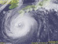 台風壁紙画像：2004年台風16号（チャバ｜CHABA）：九州南海上で勢力を保つ台風200416号（11時JST）