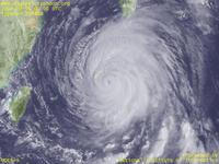 台風壁紙画像：2004年台風18号（ソングダー｜SONGDA）：沖縄本島をもうすぐ直撃する台風200418号（9時JST）
