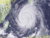 台風壁紙画像：2004年台風18号（ソングダー｜SONGDA）：沖縄本島を直撃した台風200418号（15時JST）