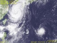 台風壁紙画像：2004年台風19号（サリカー｜SARIKA）：台風200418号と台風200419号の大きさを比較してみると、、（15時JST）