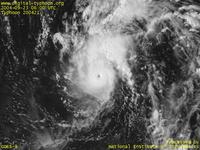 台風壁紙画像：2004年台風21号（メアリー｜MEARI）：眼が生まれてきた台風200421号（15時JST）