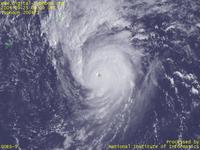 台風壁紙画像：2004年台風21号（メアリー｜MEARI）：沖縄に接近しつつある台風200421号（9時JST）