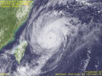 台風壁紙画像：2004年台風21号（メアリー｜MEARI）：眼が再び見えてきた台風200421号（15時JST）