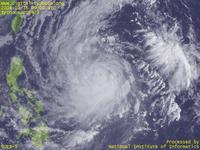 台風壁紙画像：2004年台風23号（トカゲ｜TOKAGE）：眼がぼんやりと見える台風200423号（9時JST）