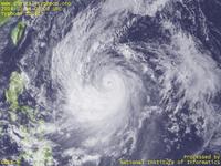 台風壁紙画像：2004年台風23号（トカゲ｜TOKAGE）：眼は見えるものの若干痩せてきた印象もある台風200423号（15時JST）