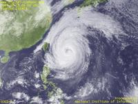 台風壁紙画像：2004年台風23号（トカゲ｜TOKAGE）：依然として大きな渦巻きの台風200423号（15時JST）