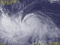 台風壁紙画像：2004年台風24号（ノックテン｜NOCK-TEN）：眼が見えてきた台風200424号（15時JST）