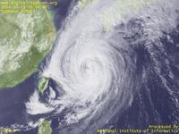 台風壁紙画像：2004年台風23号（トカゲ｜TOKAGE）：雲の渦巻きがまだ崩れていない台風200423号（15時JST）
