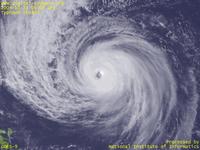 台風壁紙画像：2004年台風24号（ノックテン｜NOCK-TEN）：眼がぱっちりと開いた台風200424号（15時JST）