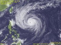 台風壁紙画像：2004年台風24号（ノックテン｜NOCK-TEN）：台風200424号から吹き出す上層の雲の全体像（15時JST）