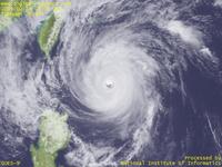 台風壁紙画像：2004年台風24号（ノックテン｜NOCK-TEN）：依然として眼が明瞭な台風200424号（12時JST）