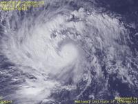 台風壁紙画像：2004年台風27号（ナンマドル｜NANMADOL）：発達を始めた台風200427号（15時JST）