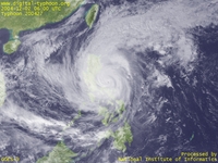 台風壁紙画像：2004年台風27号（ナンマドル｜NANMADOL）：渦巻の形が崩れていない台風200427号（15時JST）