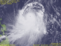 台風壁紙画像：2005年台風4号（ネサット｜NESAT）：均整のとれた渦巻を示す台風200504号（10時JST）