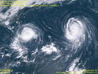 台風壁紙画像：2015年台風15号（コーニー｜GONI）：太平洋上に大きな眼が2つ並ぶ台風201515号と台風201516号（12時JST）