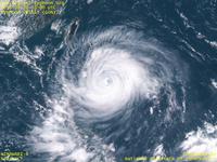 台風壁紙画像：2015年台風15号（コーニー｜GONI）：非常に大きな眼をもつ台風201515号（12時JST）