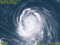 台風壁紙画像：2015年台風16号（アッサニー｜ATSANI）：大型で大きな眼をもつ台風201516号（12時JST）