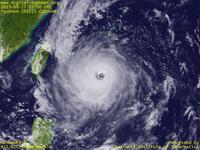 台風壁紙画像：2015年台風21号（ドゥージェン｜DUJUAN）：先島諸島に接近しつつ勢力を強めてきた台風201521号（14時JST）