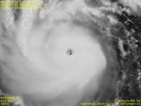 台風壁紙画像：2016年台風1号（ニパルタック｜NEPARTAK）：ピンホール眼をほぼ最大解像度まで拡大して見た台風201601号（12時JST）