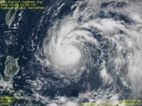 台風壁紙画像：2016年台風1号（ニパルタック｜NEPARTAK）：猛烈な勢力（900hPa・60m/s）にまで発達して小さなピンホール眼が見える台風201601号（12時JST）
