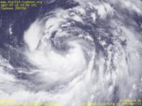 台風壁紙画像：2007年台風4号（マンニィ｜MAN-YI）：中心付近にまだ空隙がある台風200704号（12時JST）