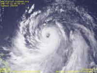 台風壁紙画像：2007年台風4号（マンニィ｜MAN-YI）：台風としての形態が整い眼が見えるようになった台風200704号（15時JST）