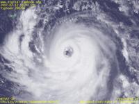 台風壁紙画像：2007年台風4号（マンニィ｜MAN-YI）：台風200704号の眼の周囲を拡大した画像（12時JST）