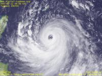 台風壁紙画像：2007年台風4号（マンニィ｜MAN-YI）：くっきりとした眼をもちつつ沖縄に接近する台風200704号（15時JST）