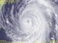 台風壁紙画像：2007年台風4号（マンニィ｜MAN-YI）：那覇付近を通過する台風200704号（10時JST）