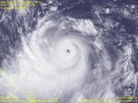 台風壁紙画像：2007年台風8号（セーパット｜SEPAT）：小さな眼が見える台風200708号（15時JST）