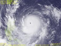 台風壁紙画像：2007年台風8号（セーパット｜SEPAT）：ピンホールのような眼をもつ台風200708号（15時JST）
