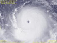 台風壁紙画像：2007年台風8号（セーパット｜SEPAT）：中心付近を拡大した台風200708号（15時JST）