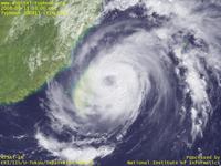 台風壁紙画像：2008年台風13号（シンラコウ｜SINLAKU）：中心の東側で猛烈な風雨が続く台風200813号（12時JST）