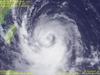 台風壁紙画像：2009年台風8号（モーラコット｜MORAKOT）：中心付近の雲が相変わらず薄い台風200908号（12時JST）