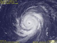 台風壁紙画像：2009年台風14号（チョーイワン｜CHOI-WAN）：眼がやや拡大したものの勢力を保つ台風200914号（12時JST）