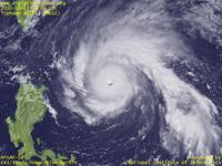 台風壁紙画像：2010年台風13号（メーギー｜MEGI）：ピンホール状の眼を見せながらフィリピン・ルソン島をうかがう台風201013号（12時JST）